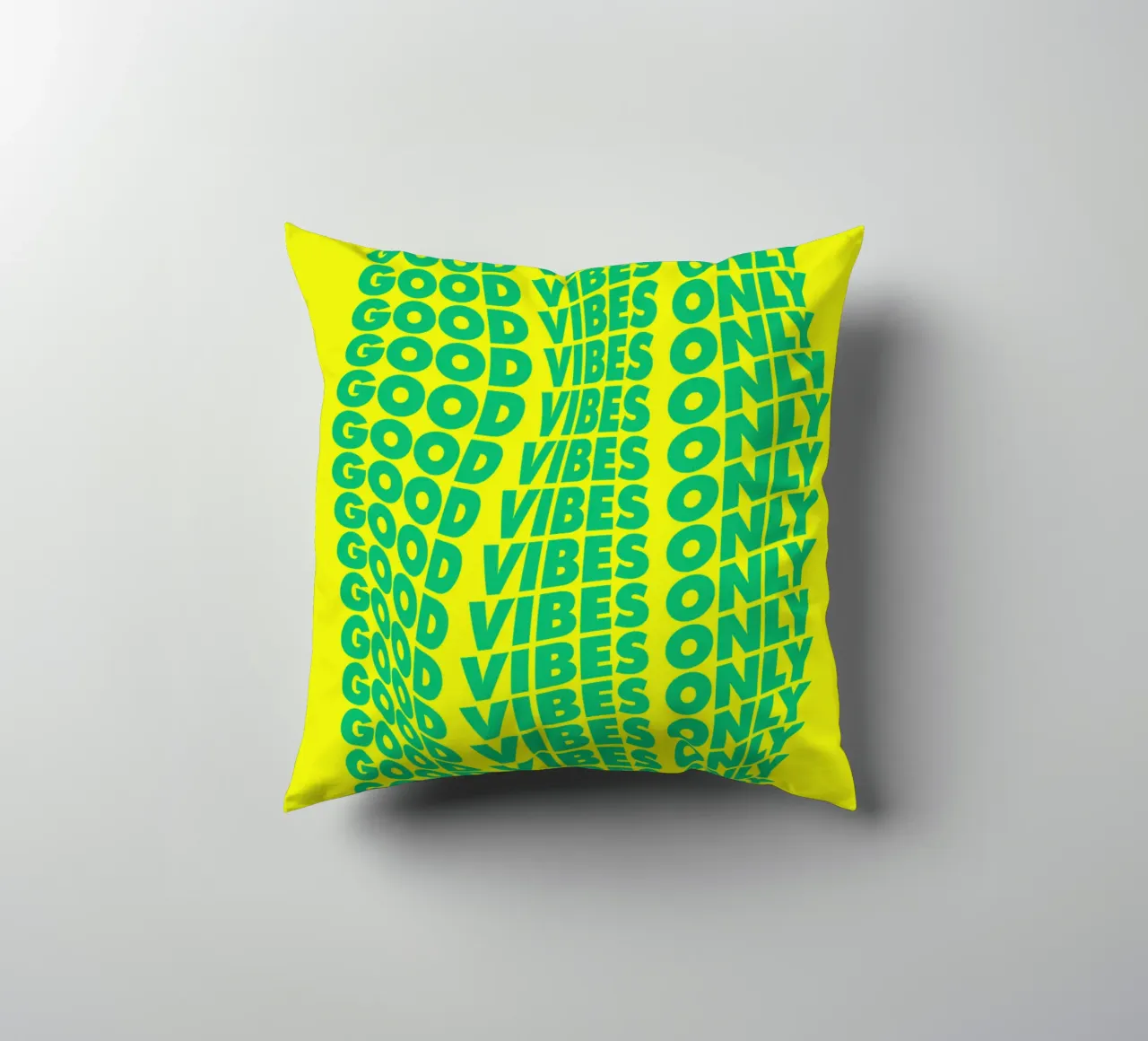 Stampa tipografica ondulata Good Vibes Only in verde e giallo cuscino da THE MOTIVATED TYPE