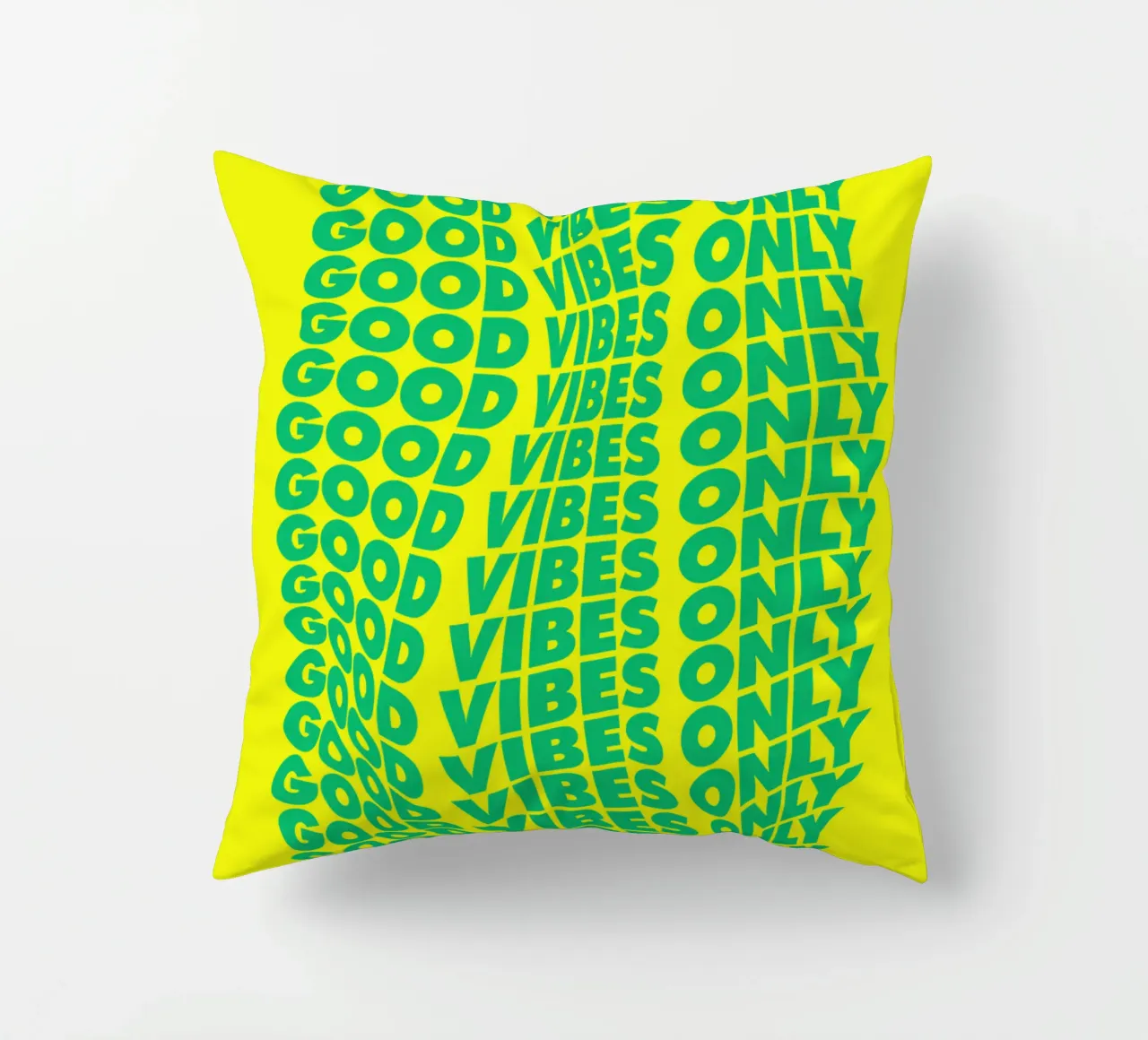 Stampa tipografica ondulata Good Vibes Only in verde e giallo cuscino da THE MOTIVATED TYPE