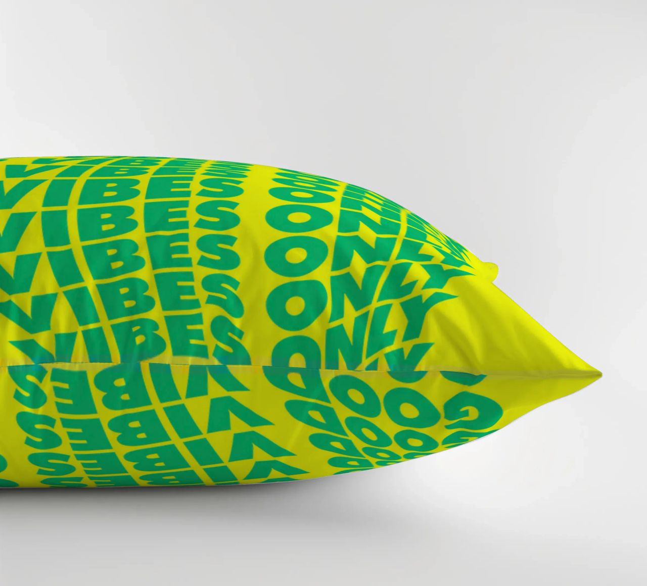 Good Vibes Only Typographie ondulée imprimée en vert et jaune coussin de THE MOTIVATED TYPE