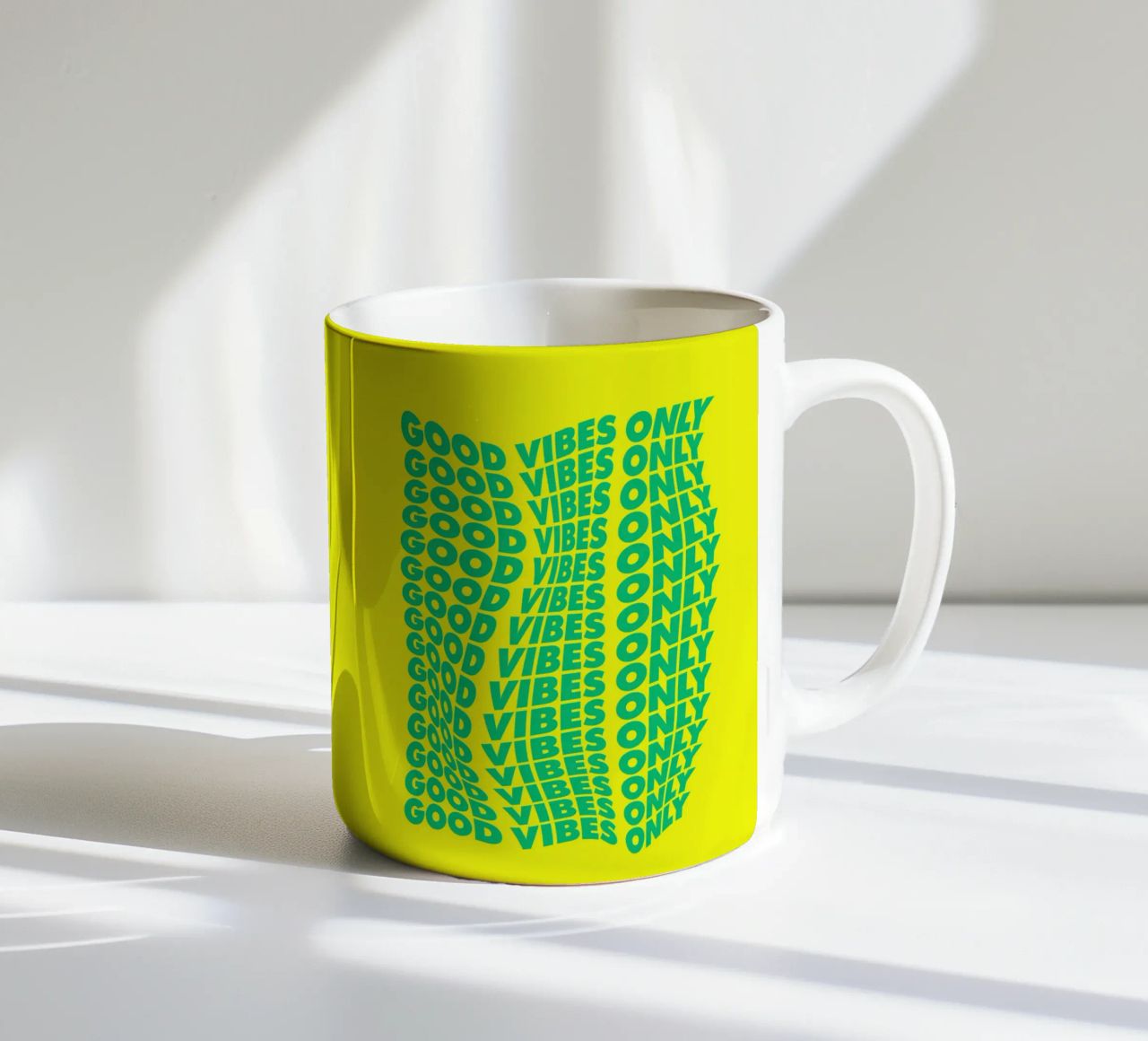 Good Vibes Only Typographie ondulée imprimée en vert et jaune mug en céramique de THE MOTIVATED TYPE