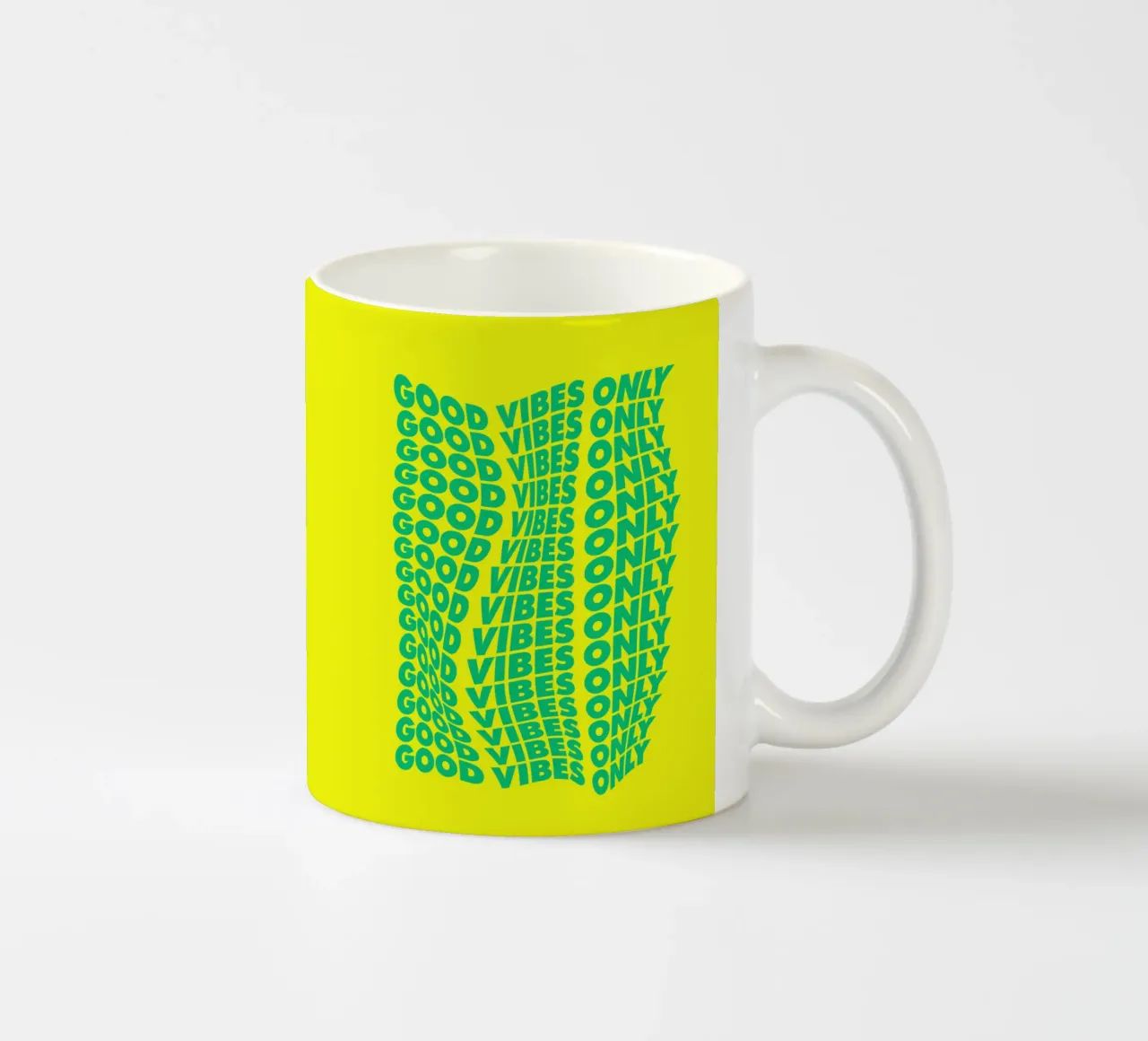 Stampa tipografica ondulata Good Vibes Only in verde e giallo tazza in ceramica da THE MOTIVATED TYPE