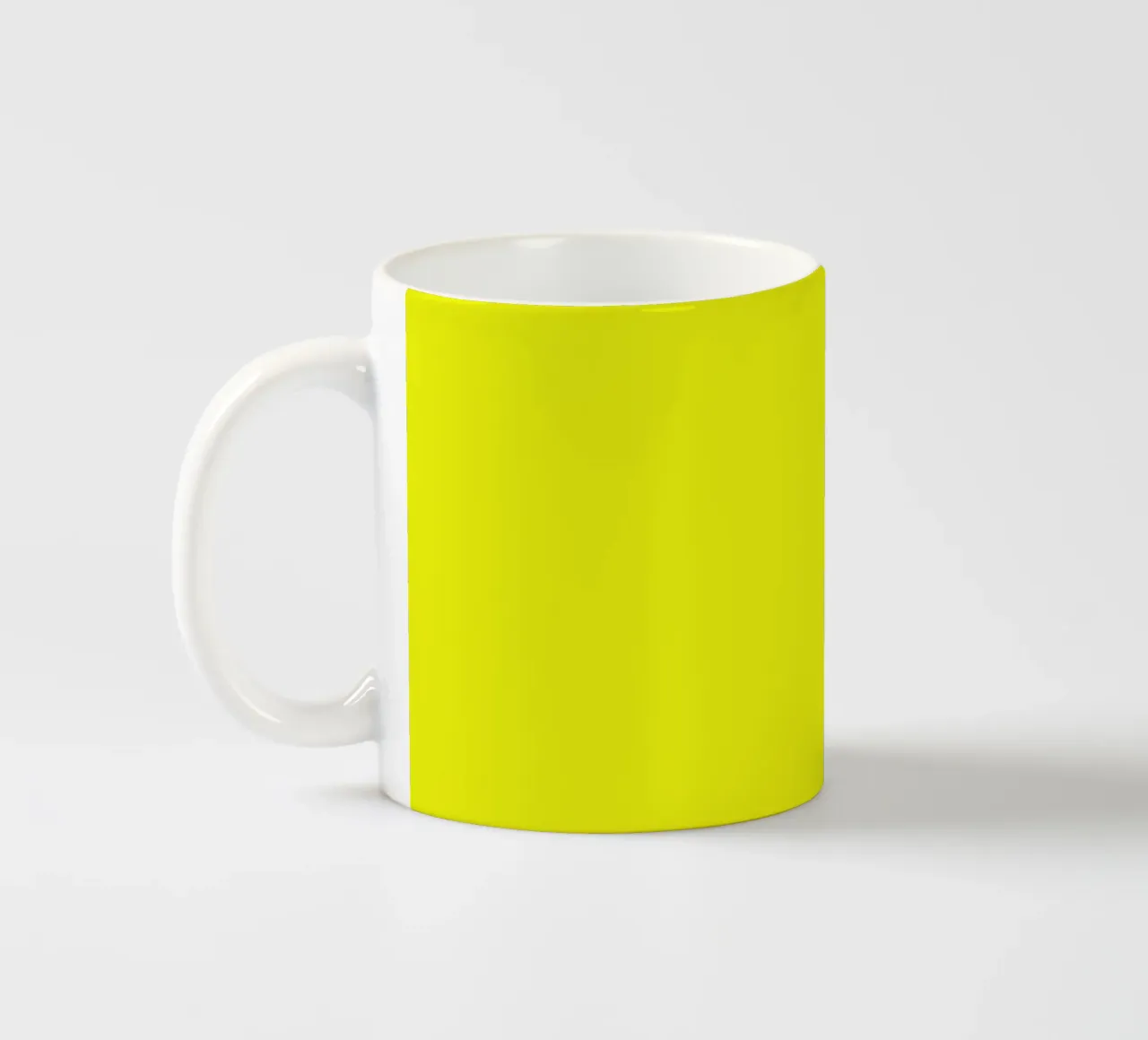 Good Vibes Only Golvende typografie print in groen en geel keramische mok van THE MOTIVATED TYPE