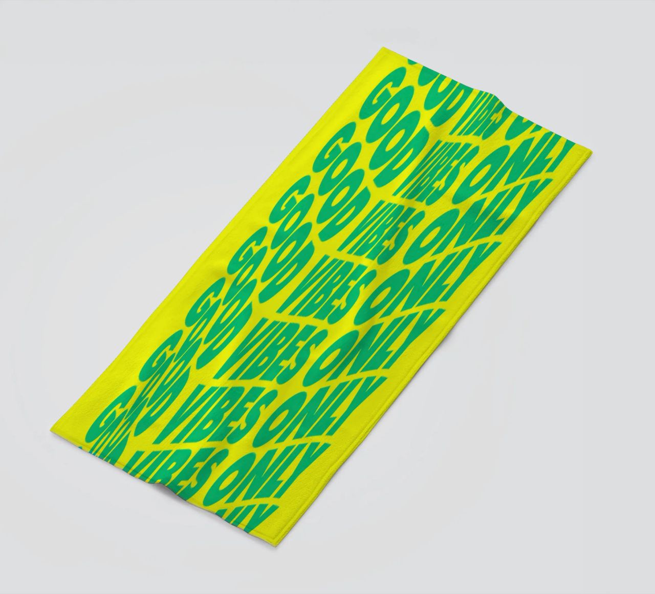 Good Vibes Only Typographie ondulée imprimée en vert et jaune serviette de plage de THE MOTIVATED TYPE