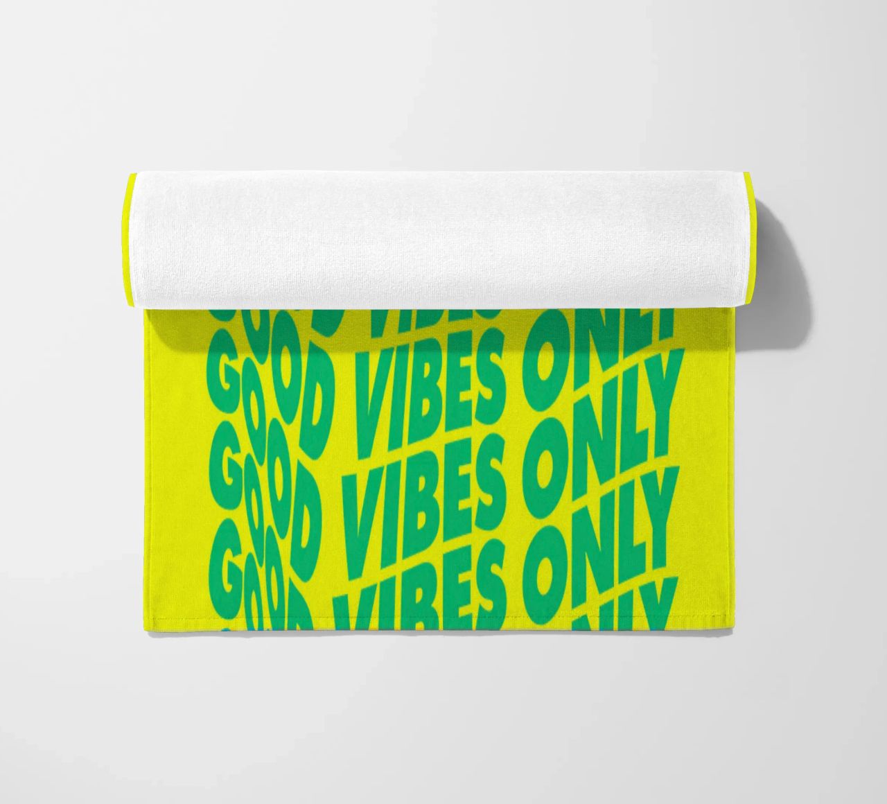 Good Vibes Only Typographie ondulée imprimée en vert et jaune serviette de plage de THE MOTIVATED TYPE
