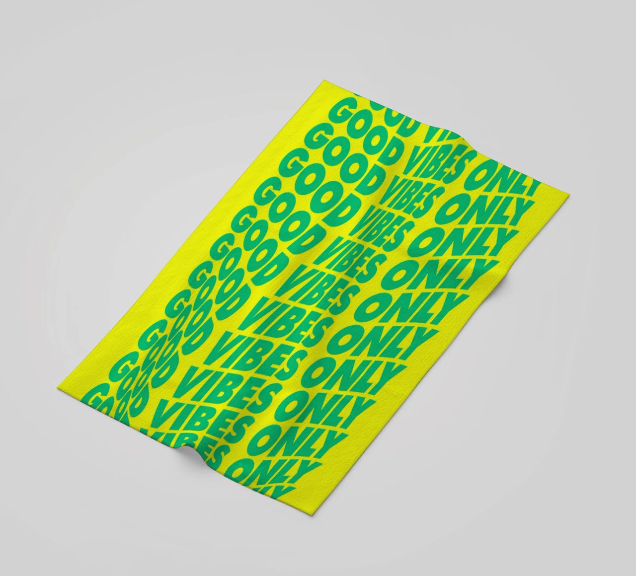 Good Vibes Only Typographie ondulée imprimée en vert et jaune serviette de plage de THE MOTIVATED TYPE