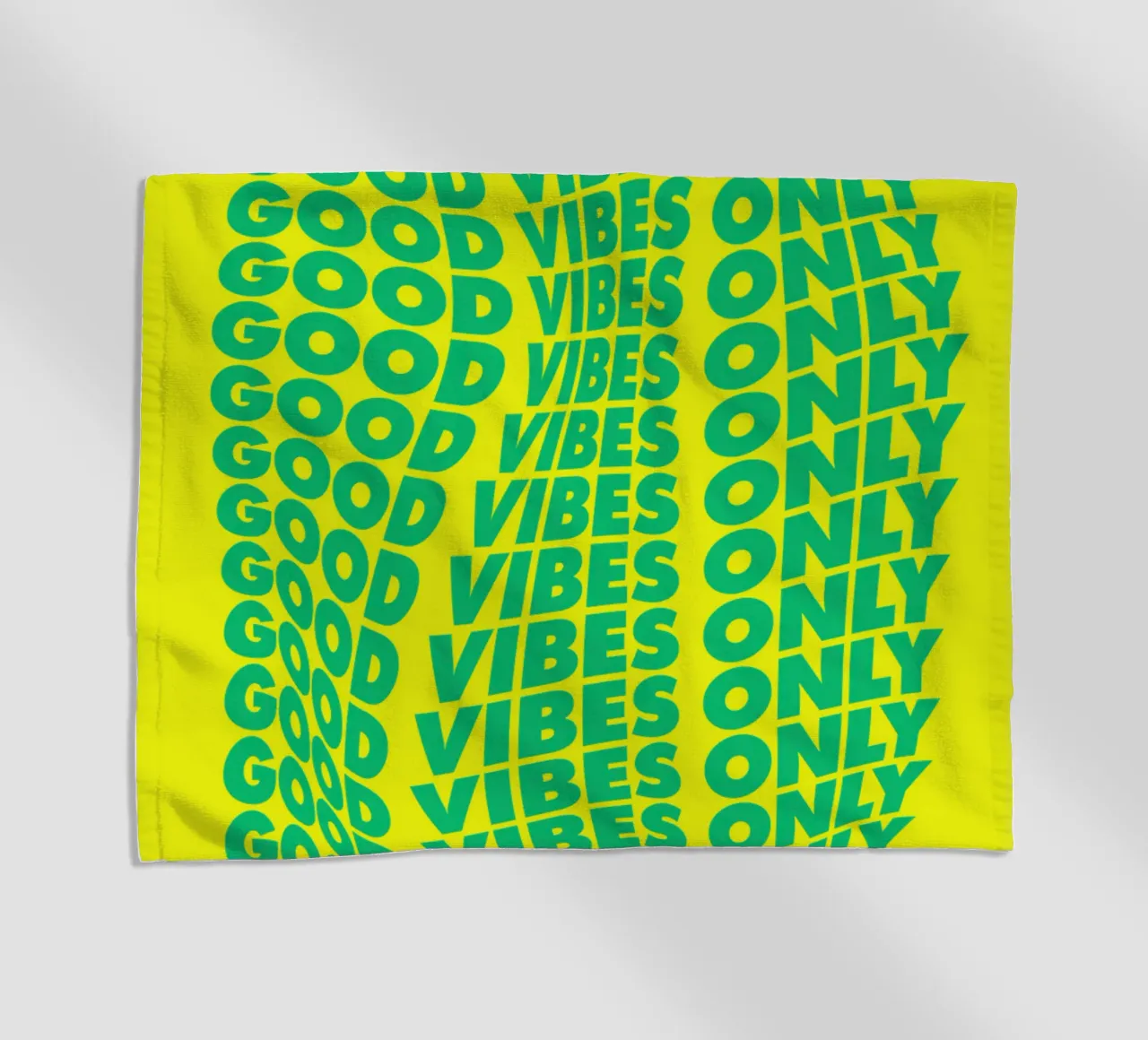 Stampa tipografica ondulata Good Vibes Only in verde e giallo telo mare da THE MOTIVATED TYPE