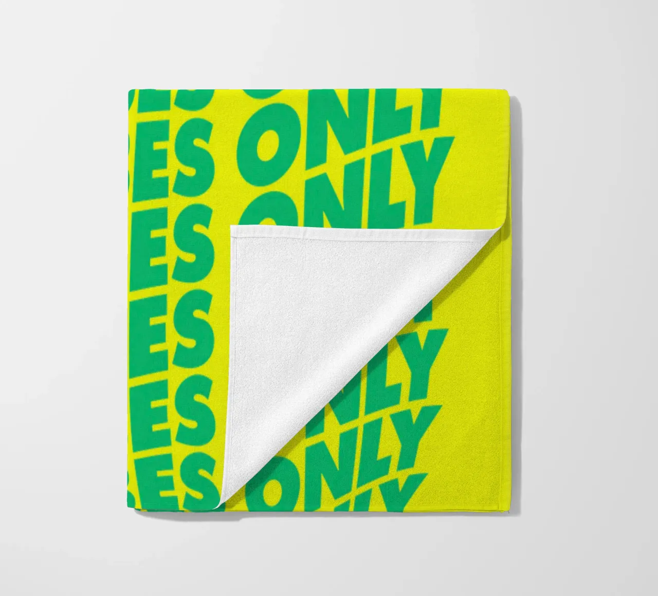 Stampa tipografica ondulata Good Vibes Only in verde e giallo telo mare da THE MOTIVATED TYPE