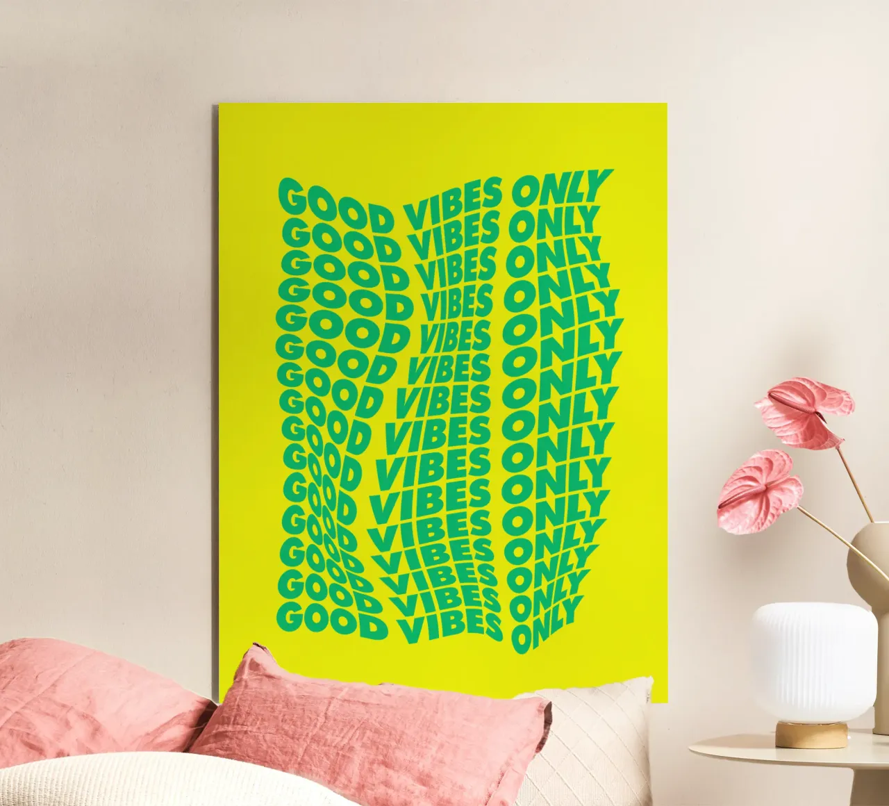 Stampa tipografica ondulata Good Vibes Only in verde e giallo alluminio dibond da THE MOTIVATED TYPE