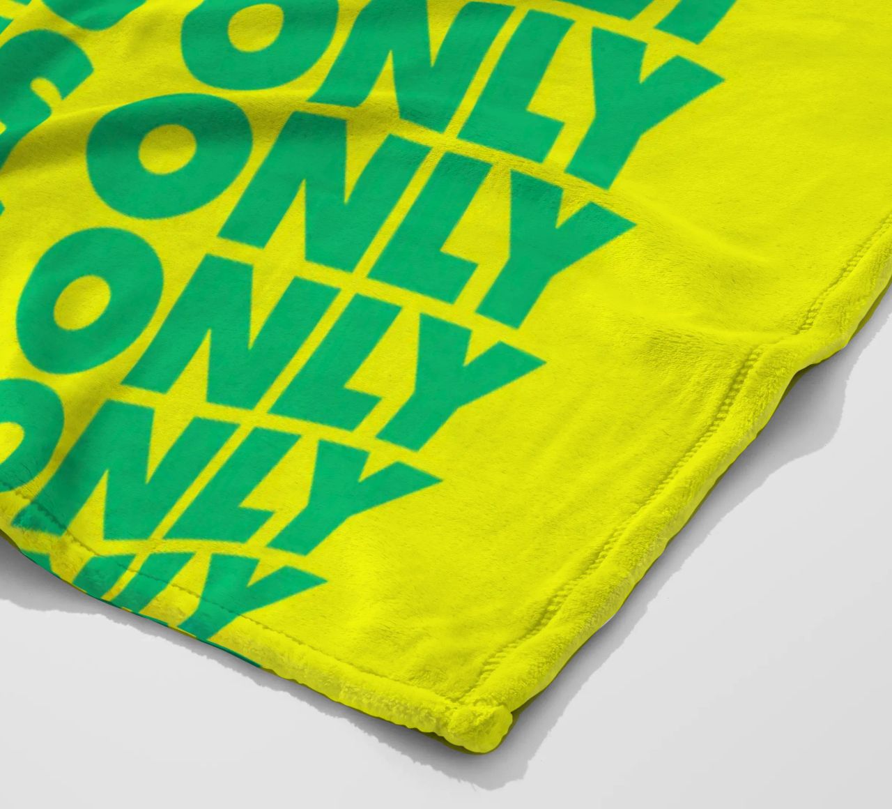 Good Vibes Only Typographie ondulée imprimée en vert et jaune plaid polaire de THE MOTIVATED TYPE