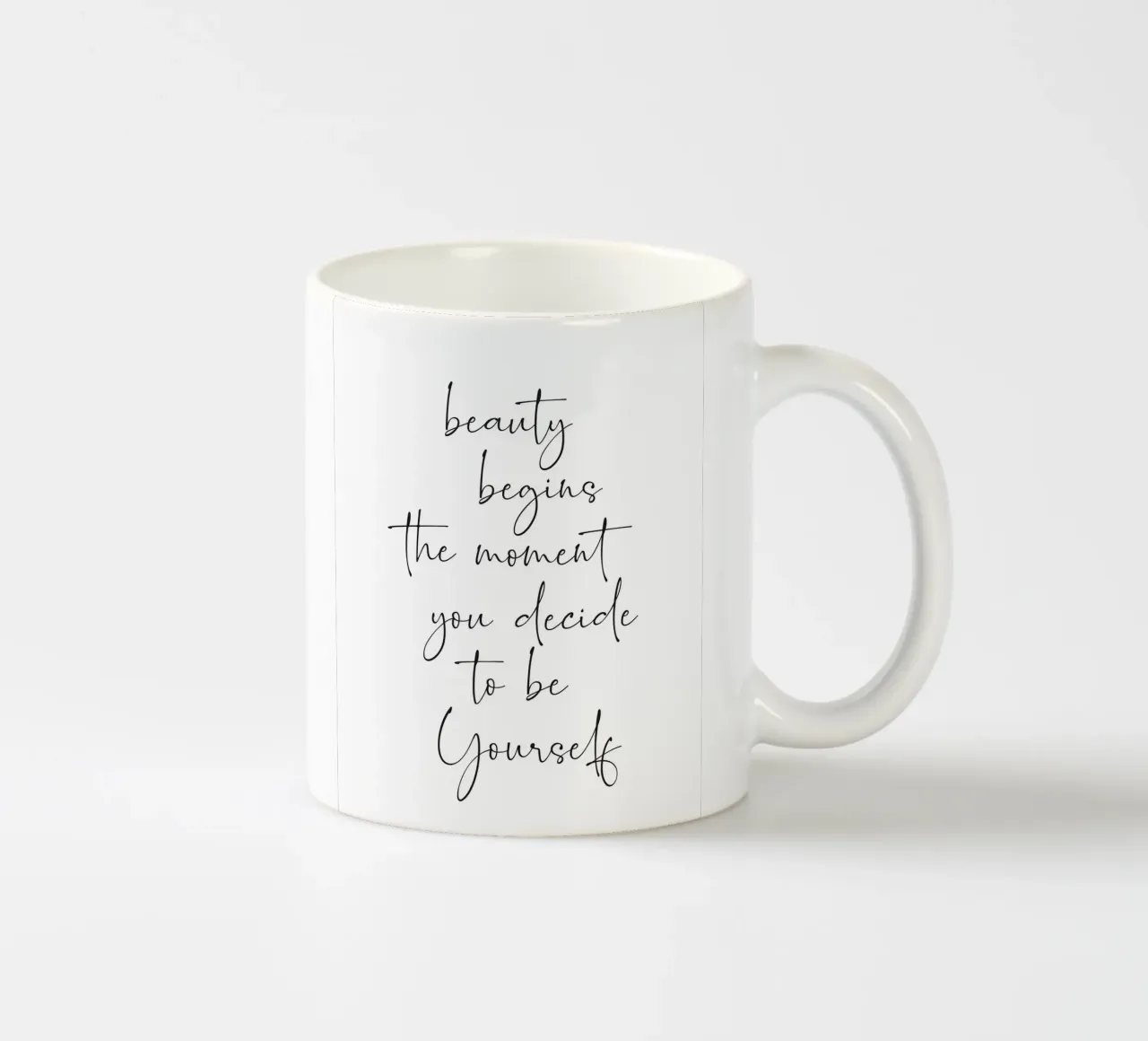 La bellezza inizia nel momento in cui si decide di essere se stessi tazza in ceramica da NouveauPrints