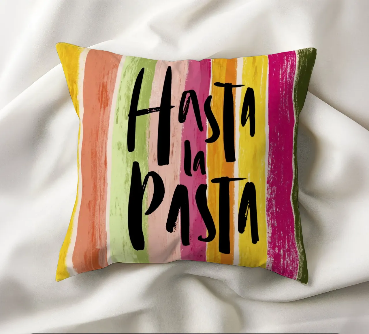 Hasta la Pasta: tipografia in grassetto su strisce retrò cuscino da Modern Muse