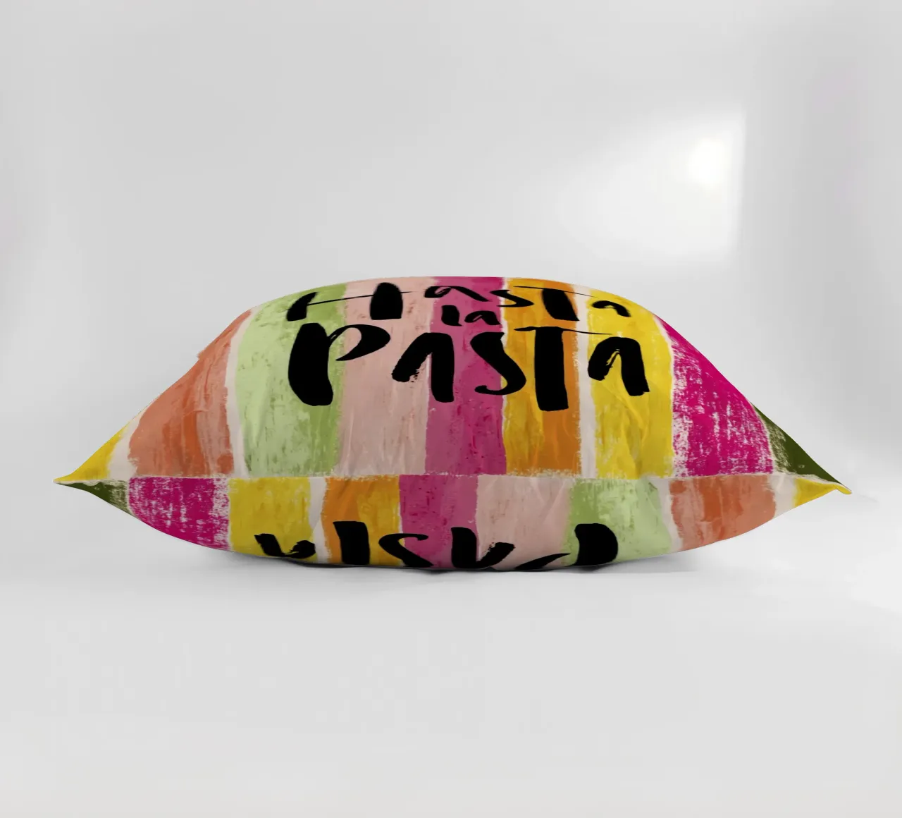 Hasta la Pasta: tipografia in grassetto su strisce retrò cuscino da Modern Muse