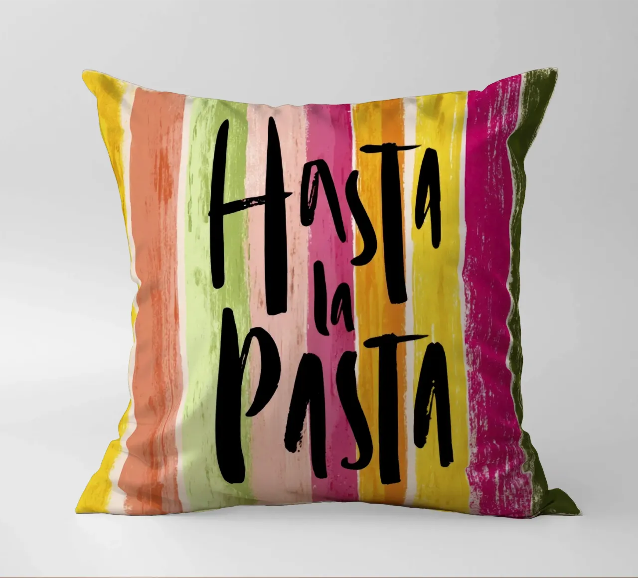 Hasta la Pasta: tipografia in grassetto su strisce retrò cuscino da Modern Muse