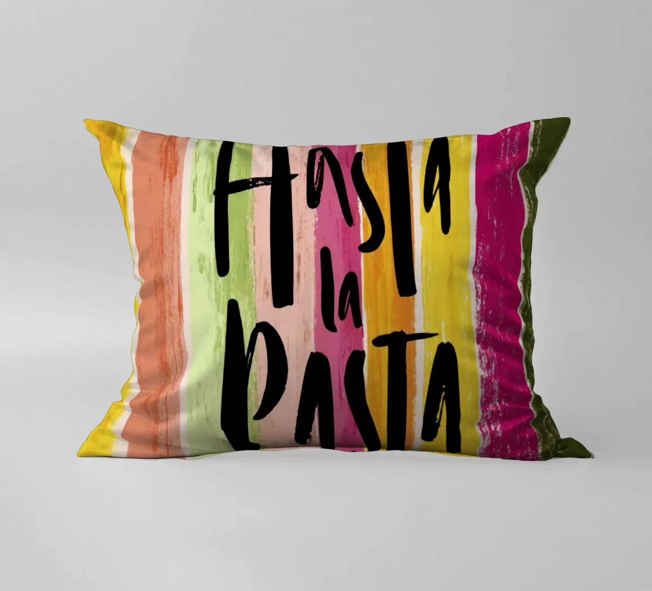 Hasta la Pasta: tipografia in grassetto su strisce retrò cuscino da Modern Muse