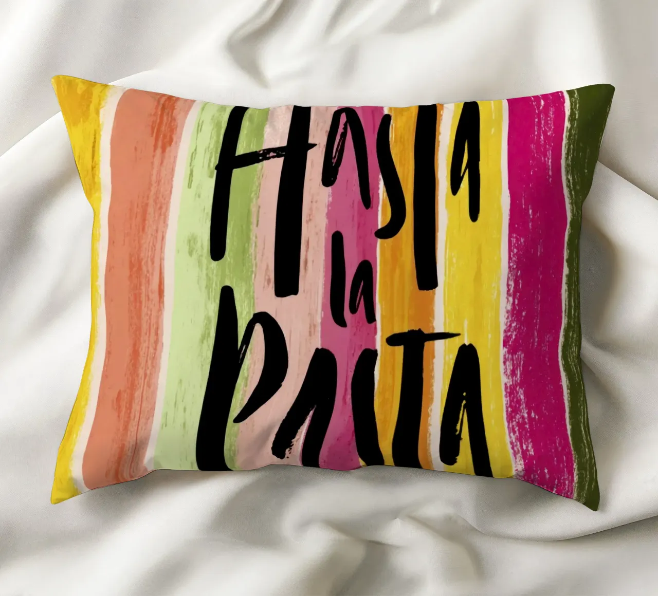 Hasta la Pasta: tipografia in grassetto su strisce retrò cuscino da Modern Muse