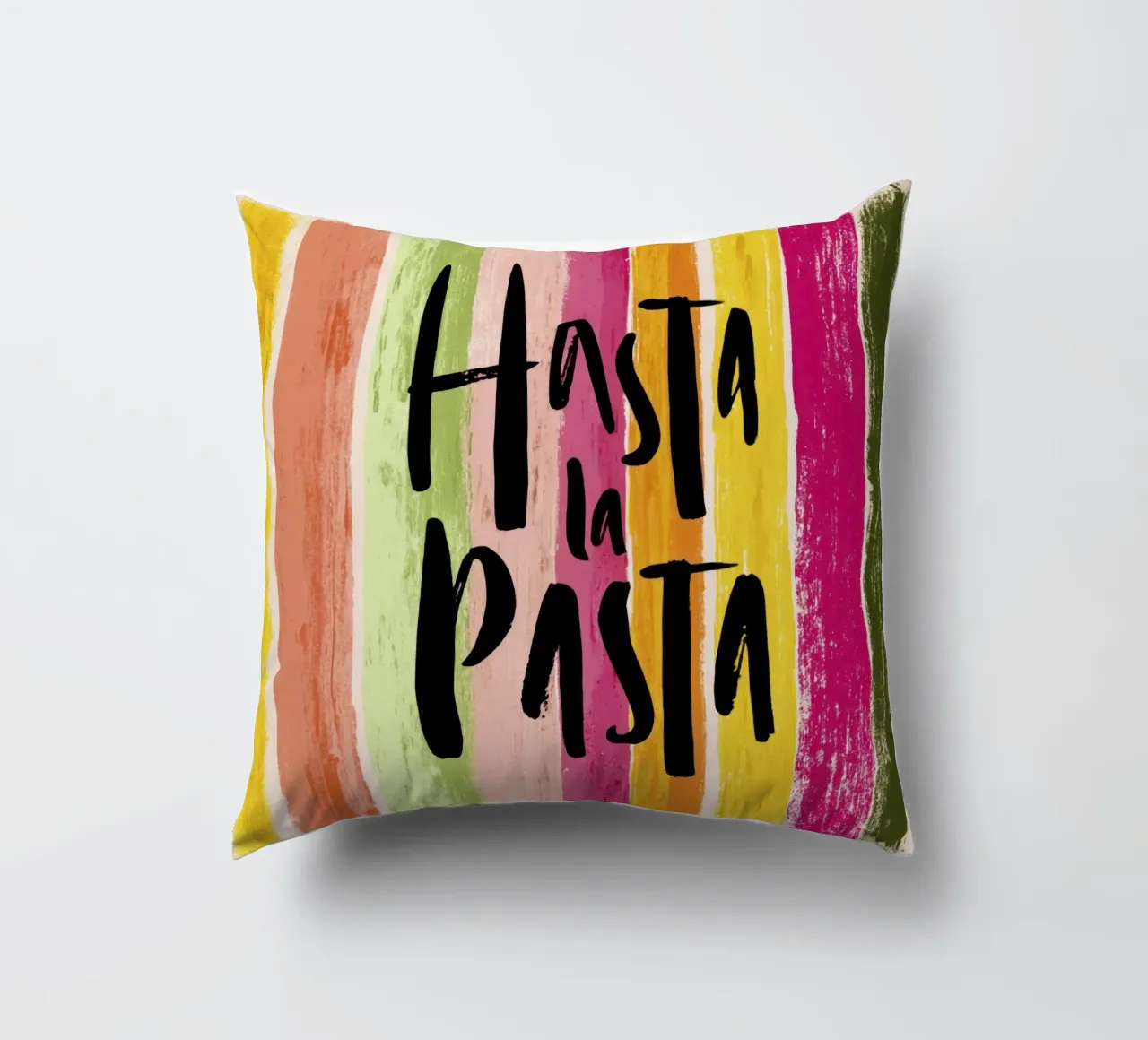 Hasta la Pasta: tipografia in grassetto su strisce retrò cuscino da Modern Muse