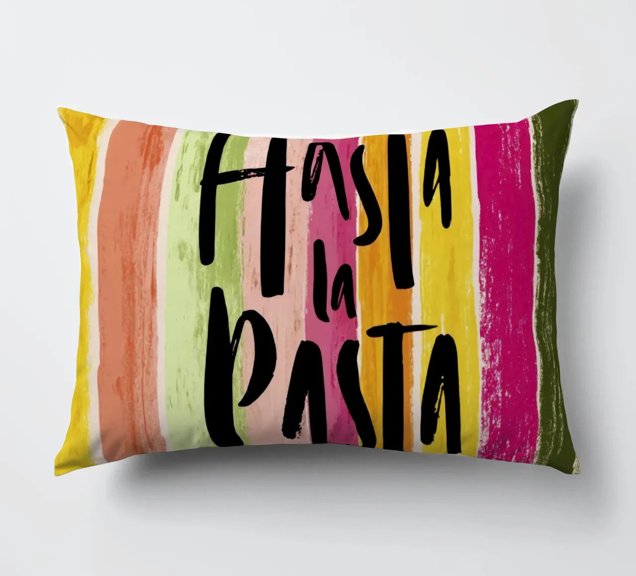 Hasta la Pasta: tipografia in grassetto su strisce retrò cuscino da Modern Muse
