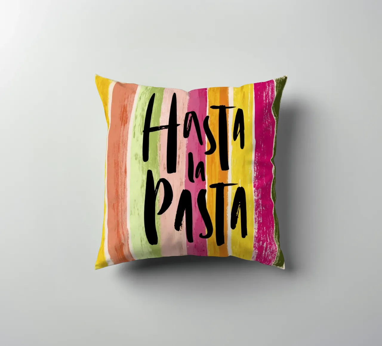 Hasta la Pasta: tipografia in grassetto su strisce retrò cuscino da Modern Muse