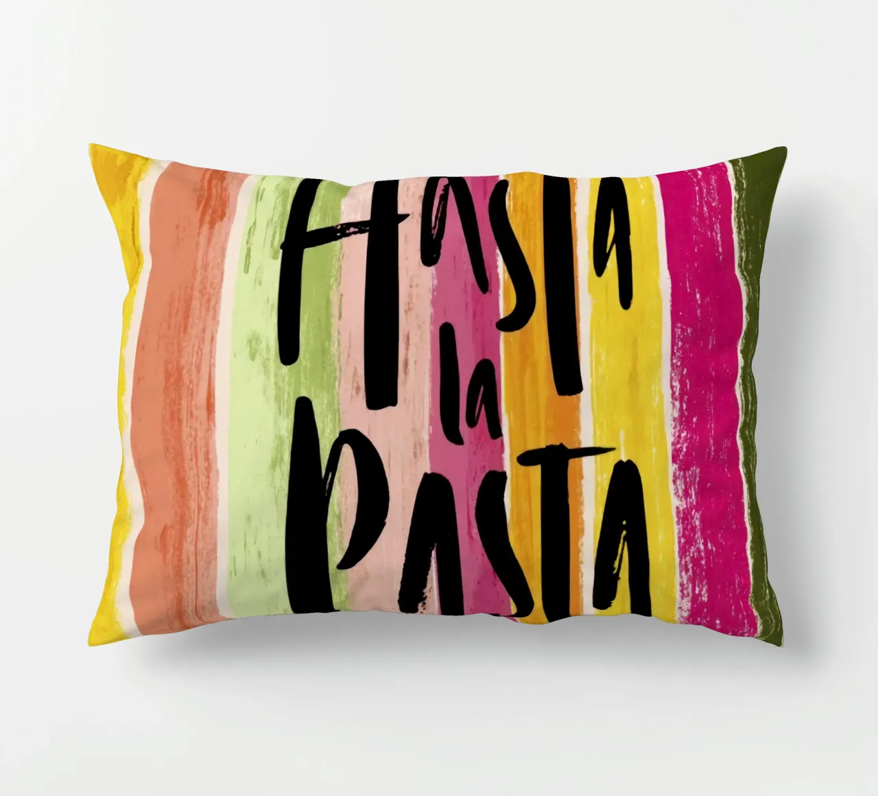 Hasta la Pasta: tipografia in grassetto su strisce retrò cuscino da Modern Muse