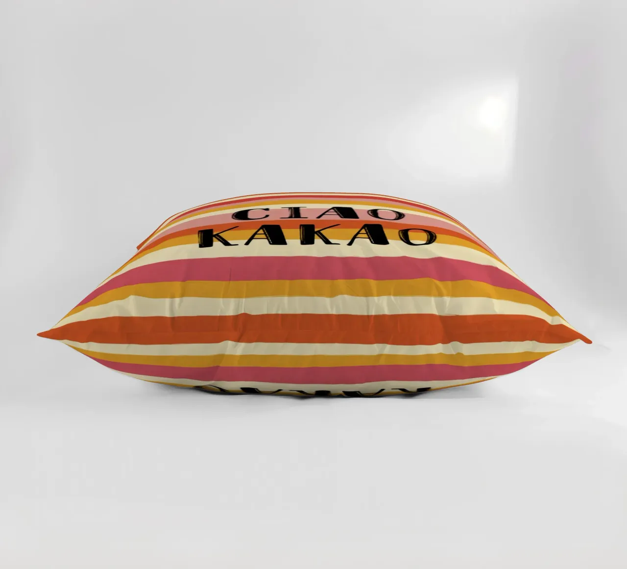 Ciao Kakao tipografia in grassetto su sfondo a righe retrò anni '70 cuscino da Modern Muse