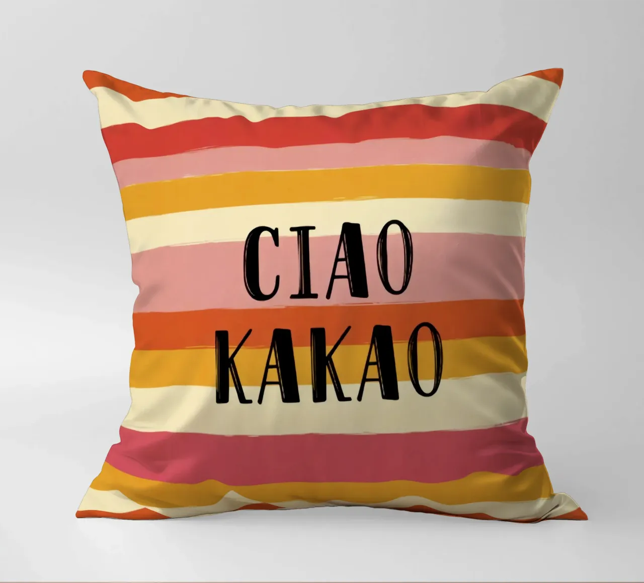Ciao Kakao tipografia in grassetto su sfondo a righe retrò anni '70 cuscino da Modern Muse