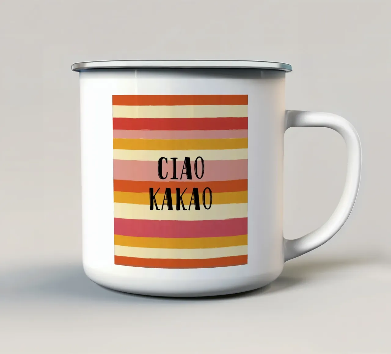 Ciao Kakao tipografia in grassetto su sfondo a righe retrò anni '70 tazza in smalto da Modern Muse