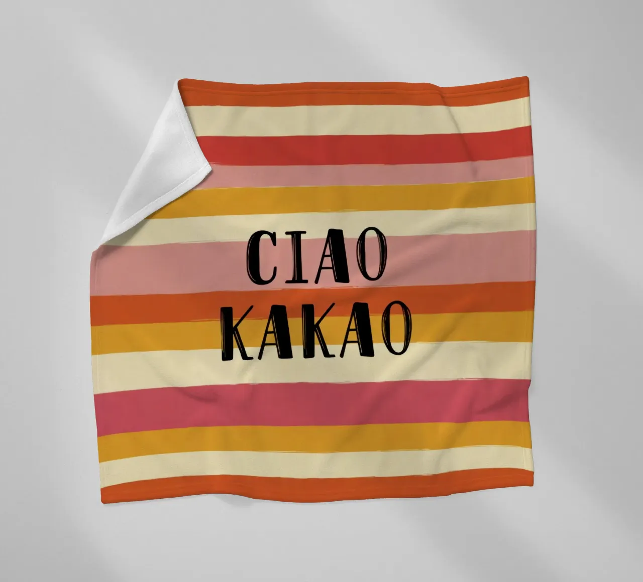 Ciao Kakao tipografia in grassetto su sfondo a righe retrò anni '70 coperta in pile da Modern Muse