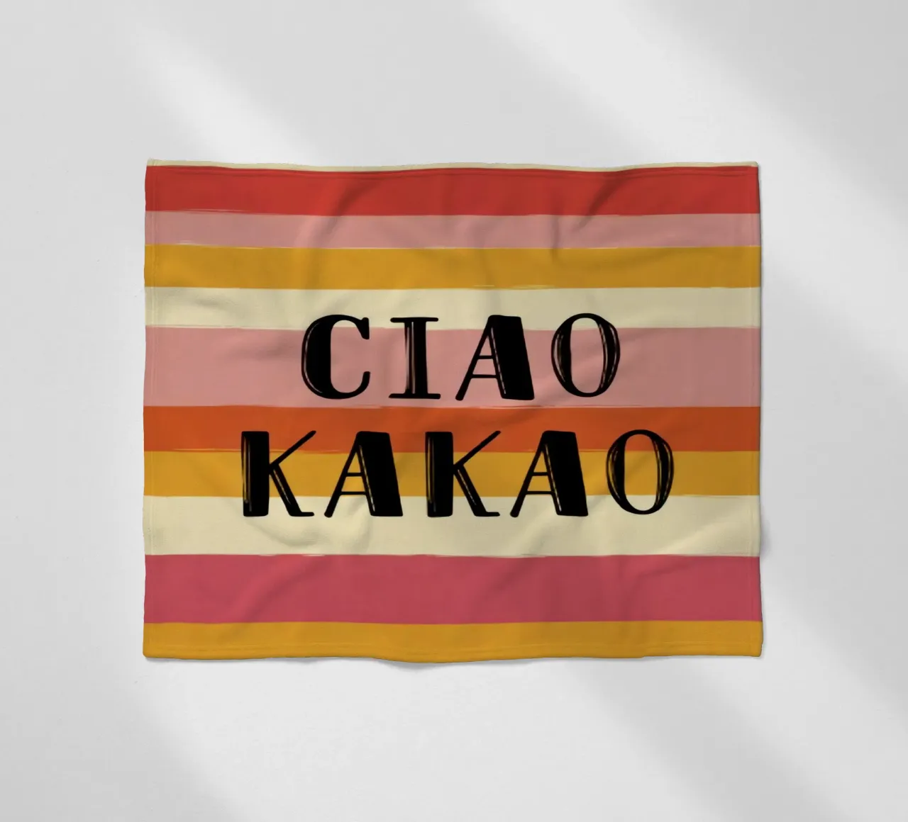 Ciao Kakao tipografia in grassetto su sfondo a righe retrò anni '70 coperta in pile da Modern Muse
