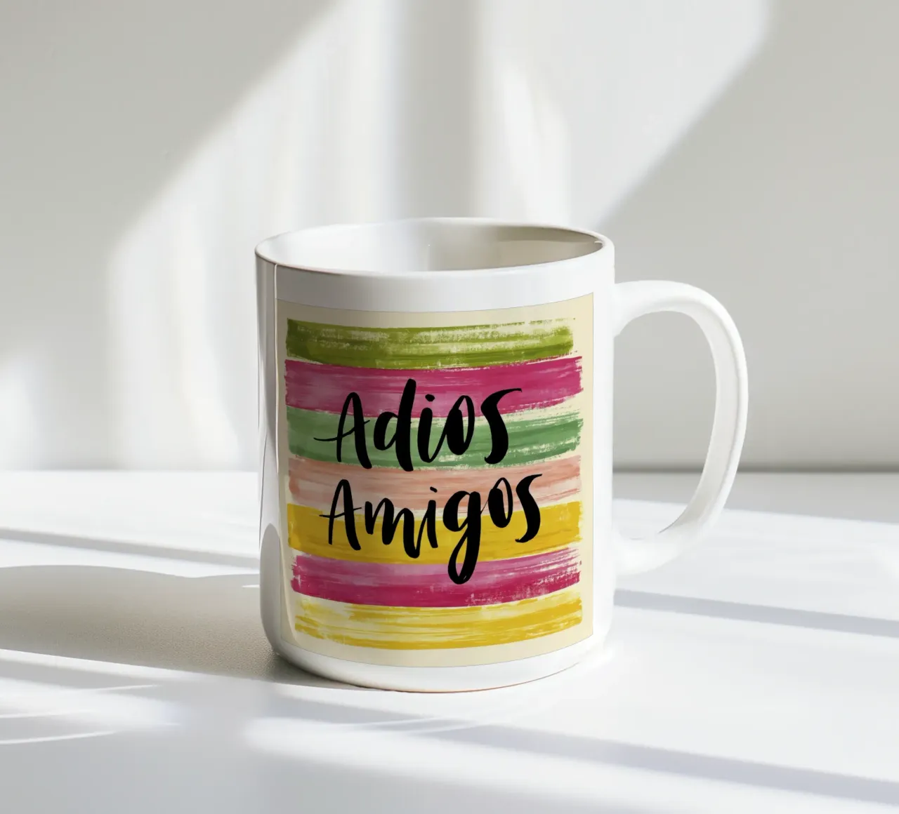"Adios Amigos" Tipografia nera su strisce colorate anni '70 tazza in ceramica da Modern Muse