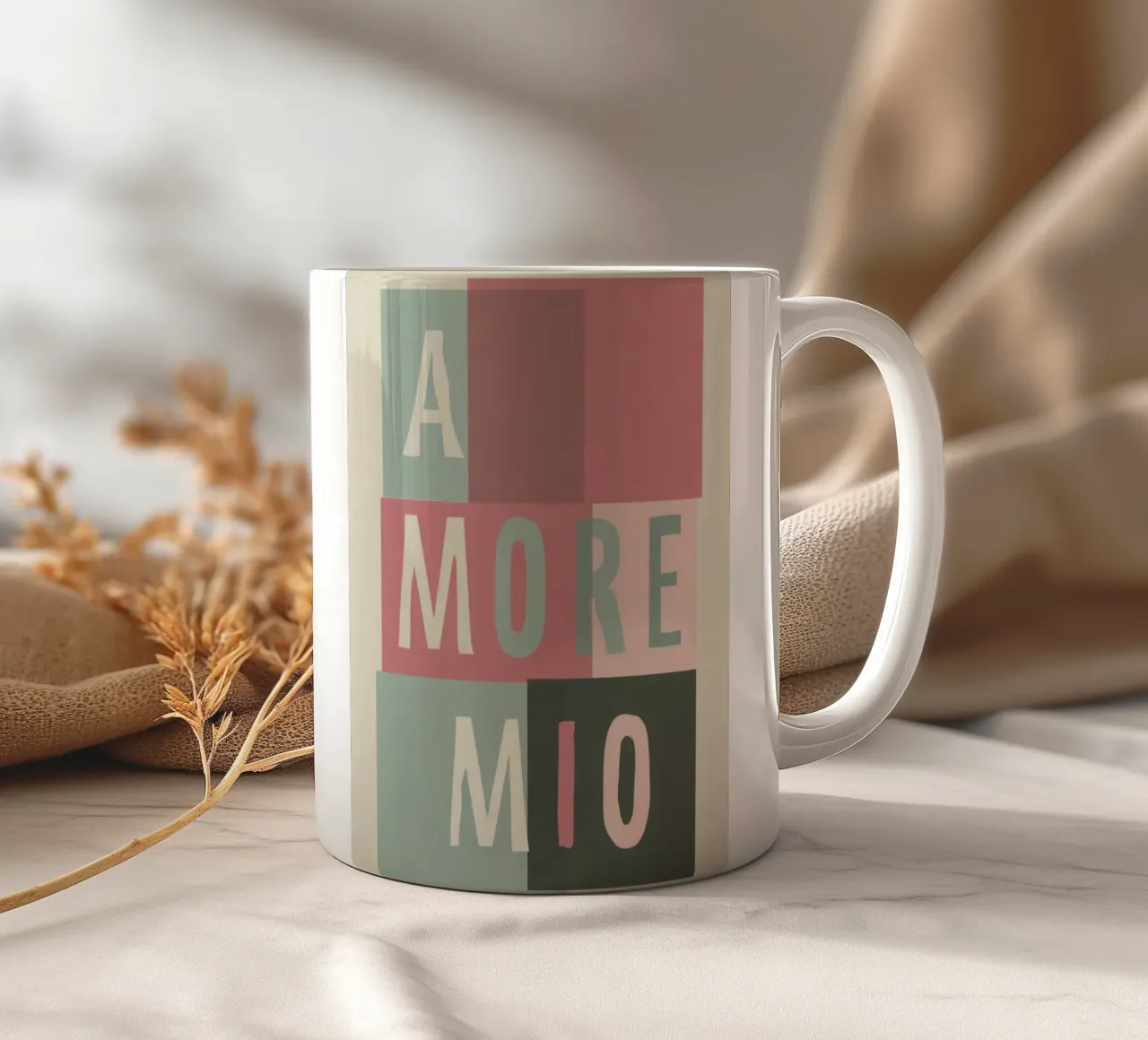 Amore Mio Tipografia in grassetto pastello con forme geometriche tazza in ceramica da Modern Muse