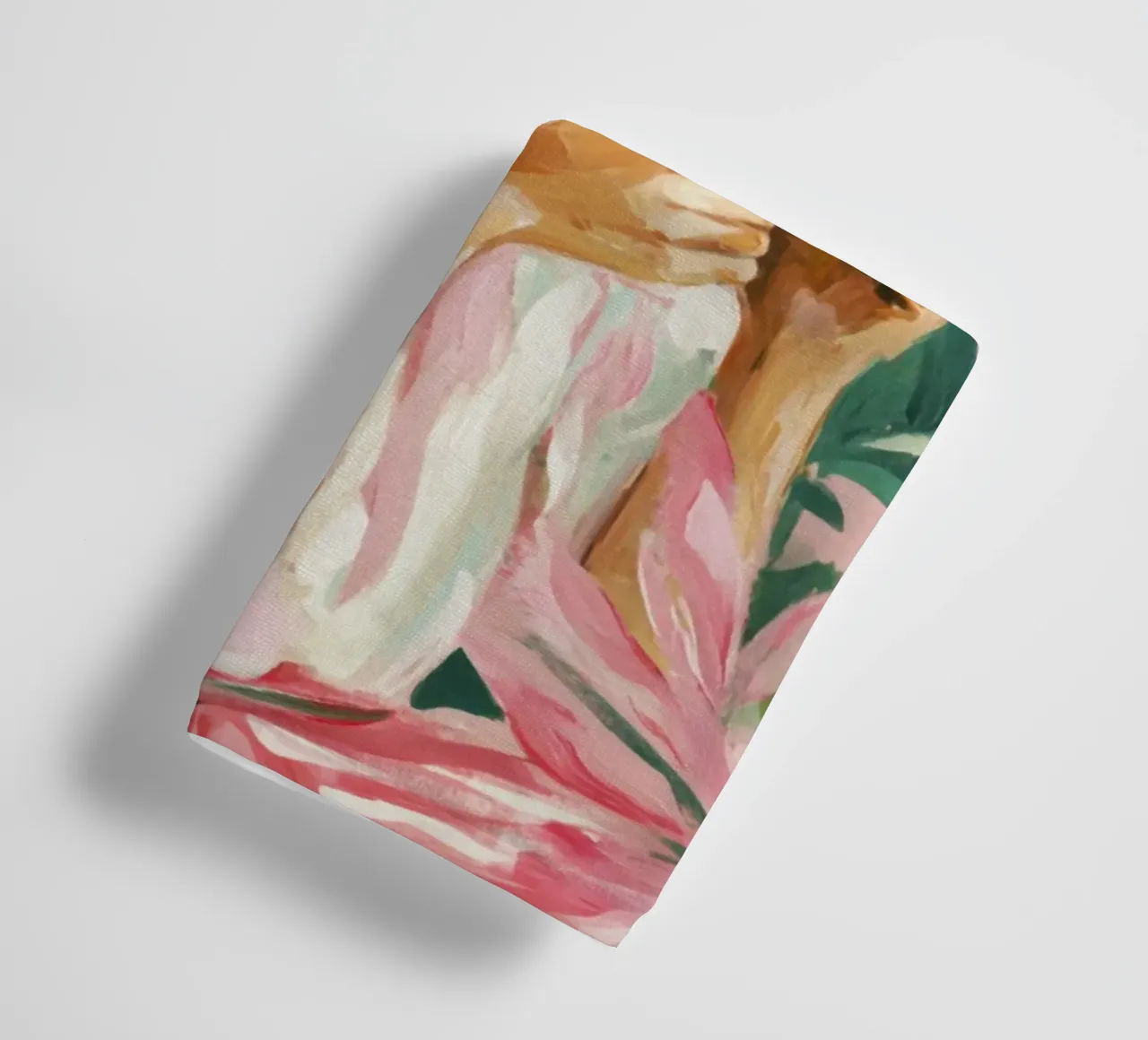 Femme iconique avec des roses, du thé et du feuillage vert dans des tons doux serviette de bain de Modern Muse