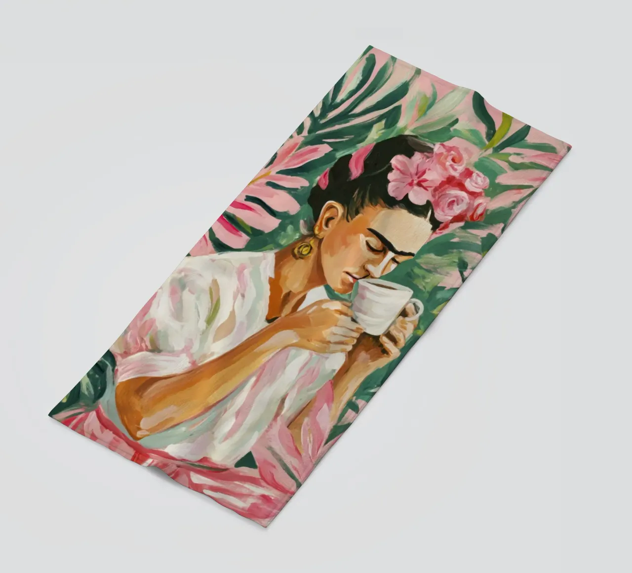 Donna iconica con rose, tè e fogliame verde in tonalità tenui telo mare da Modern Muse