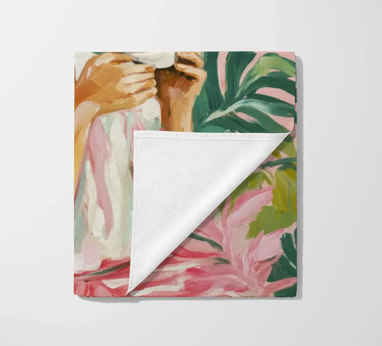 Donna iconica con rose, tè e fogliame verde in tonalità tenui telo mare da Modern Muse