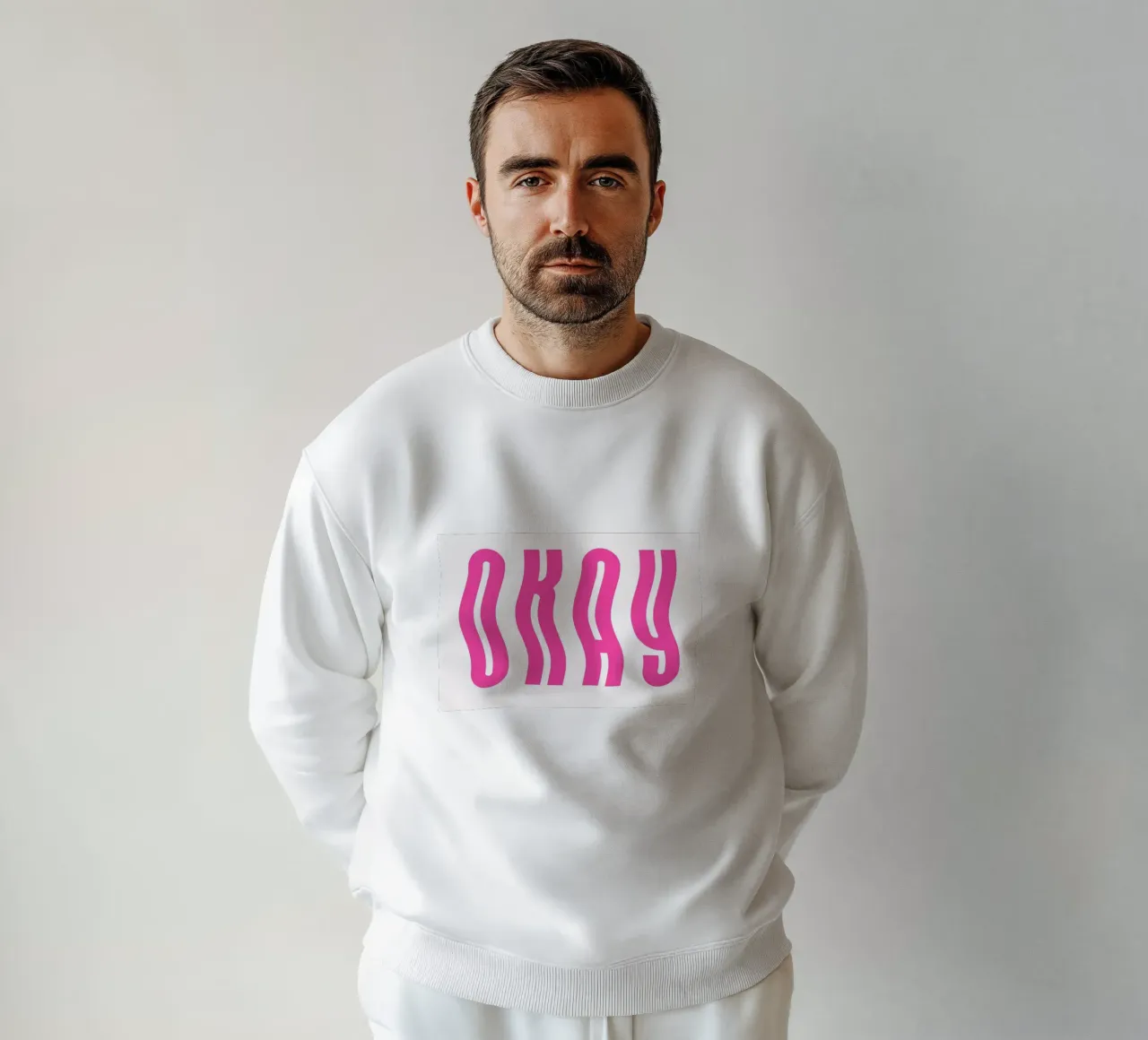 Typografische Kunst | Gewellter OKAY Text Druck Sweatshirt von NorwesClub