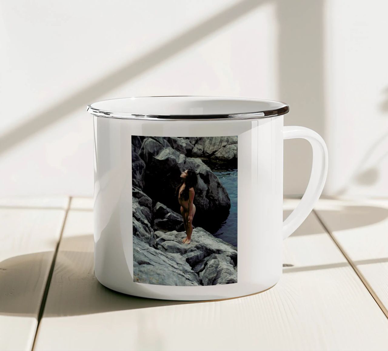 Inja tazza in smalto da Matevž Kosterov
