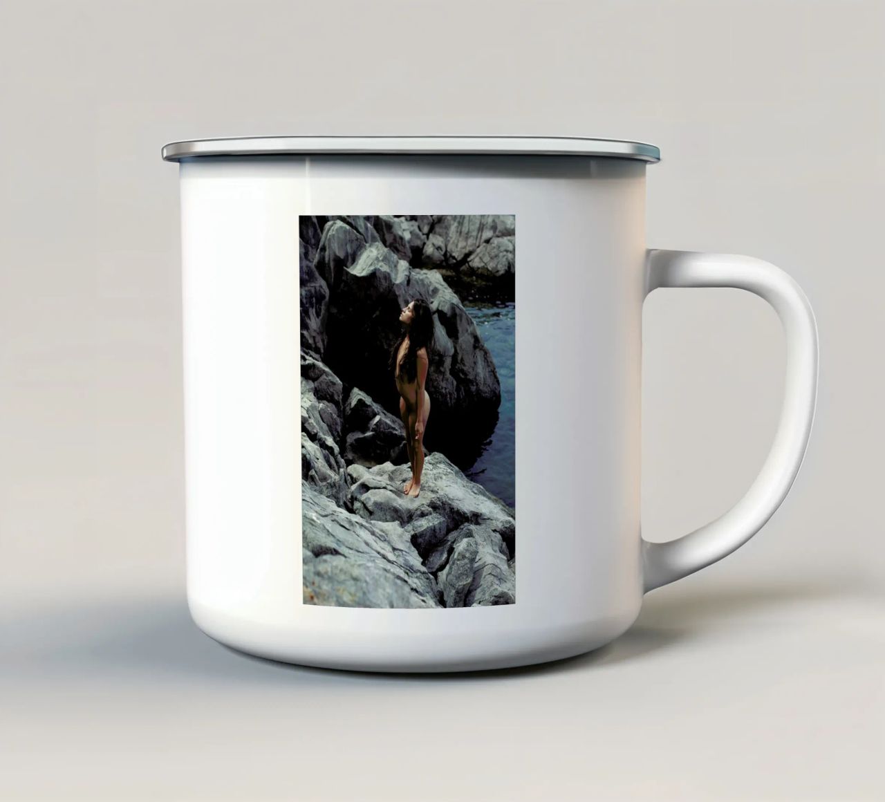 Inja tazza in smalto da Matevž Kosterov