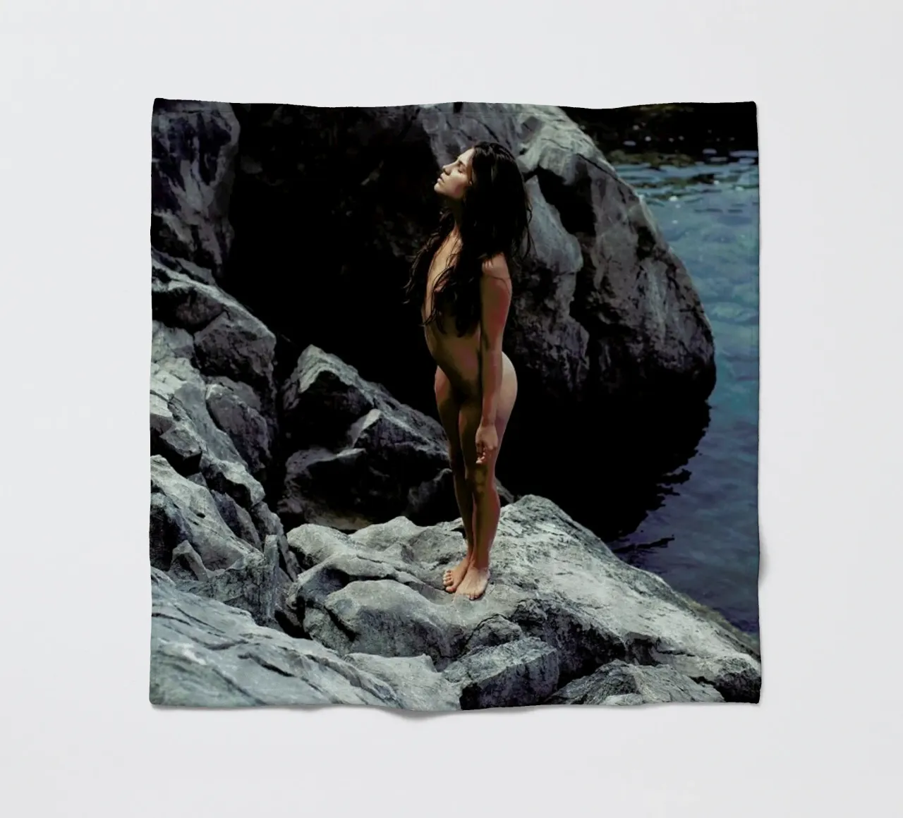 Inja Fleecedecke von Matevž Kosterov