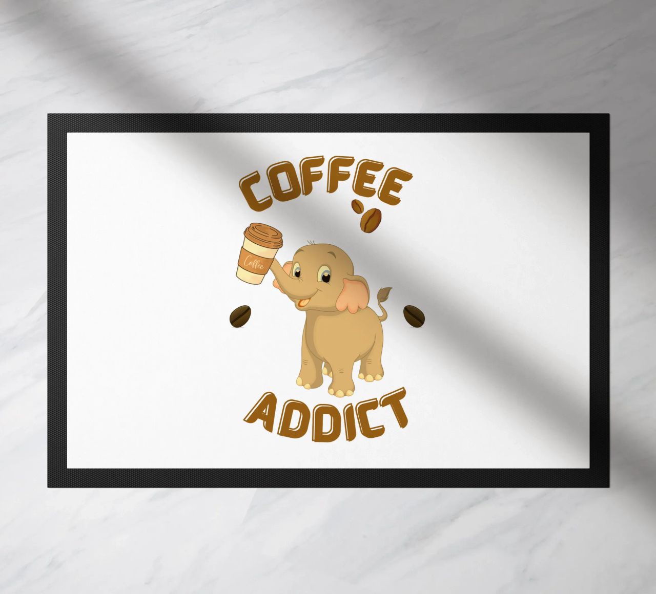 Tazza da caffè con elefante che tiene in mano una tazza da caffè zerbino da Cold Wild