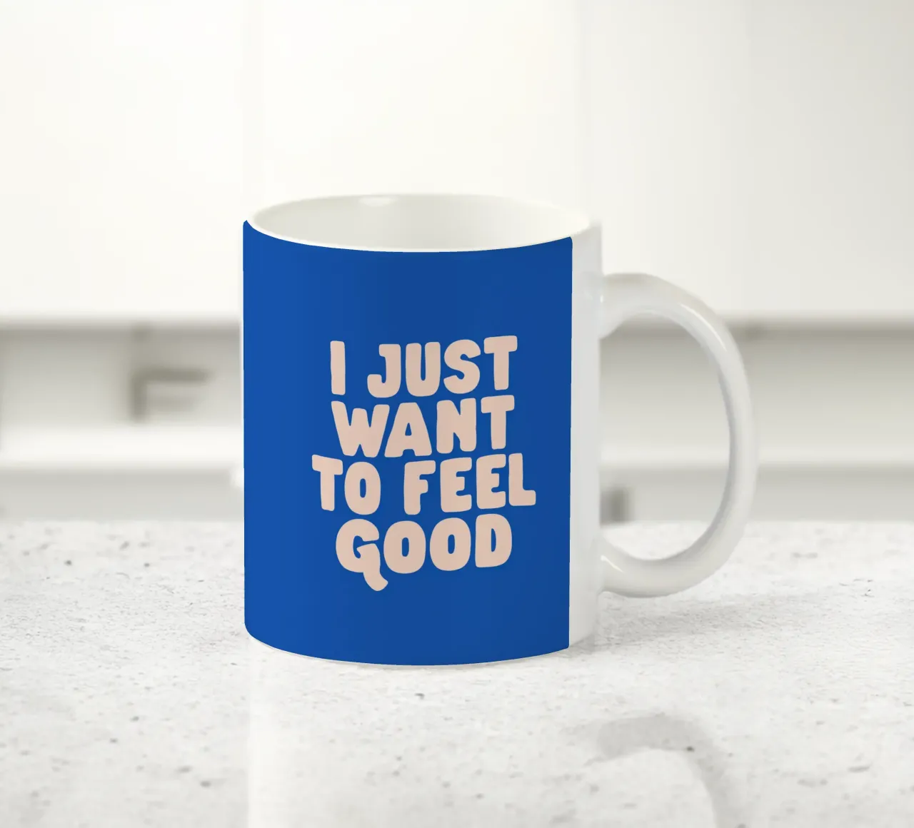 Stampa tipografica I Just Want to Feel Good nei colori pesca e blu tazza in ceramica da THE MOTIVATED TYPE