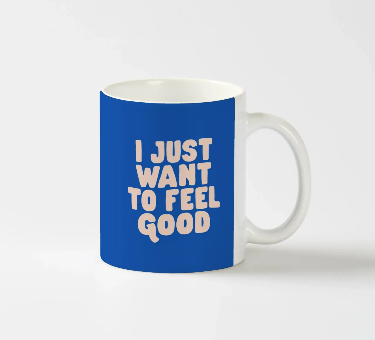Stampa tipografica I Just Want to Feel Good nei colori pesca e blu tazza in ceramica da THE MOTIVATED TYPE