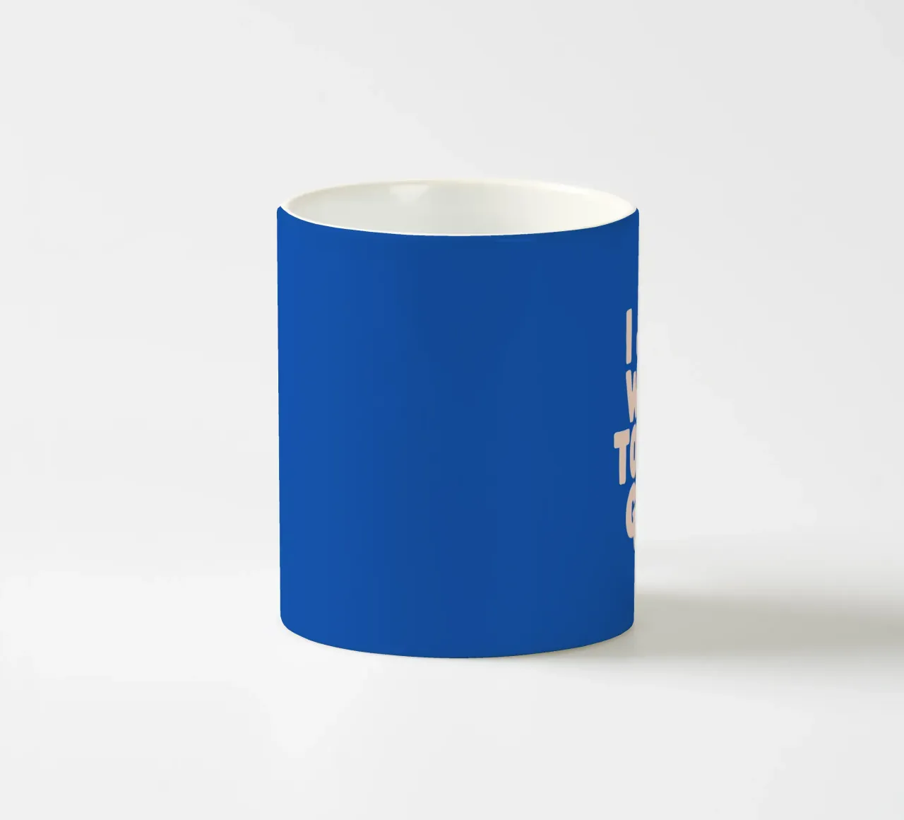 Stampa tipografica I Just Want to Feel Good nei colori pesca e blu tazza in ceramica da THE MOTIVATED TYPE