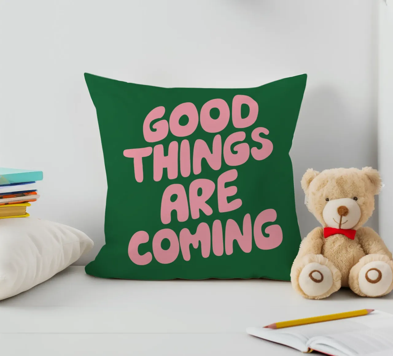 Good Things Are Coming Typografie Print in Groen en Roze kussen van THE MOTIVATED TYPE