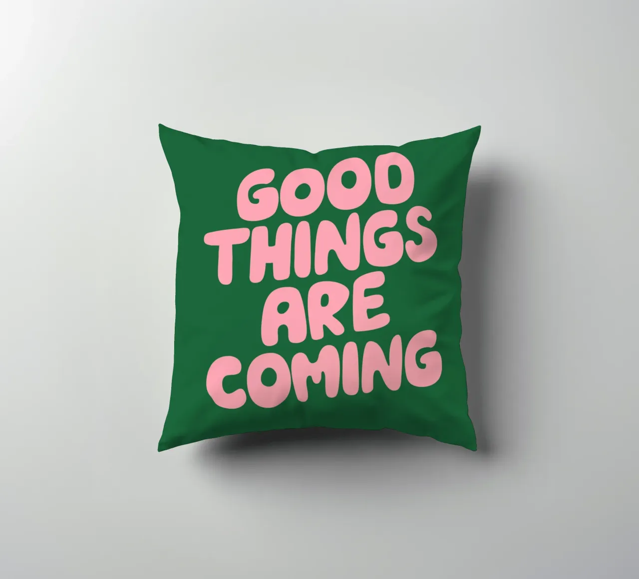 Good Things Are Coming Typografie Print in Groen en Roze kussen van THE MOTIVATED TYPE