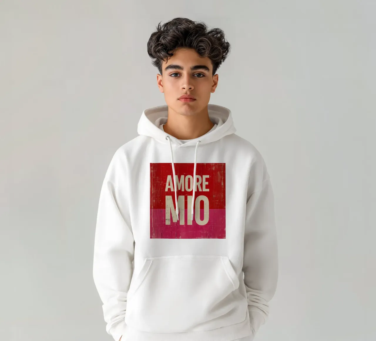 "Amore Mio" Tipografia in grassetto su vibrazioni grunge rosse e rosa felpa con cappuccio da Modern Muse