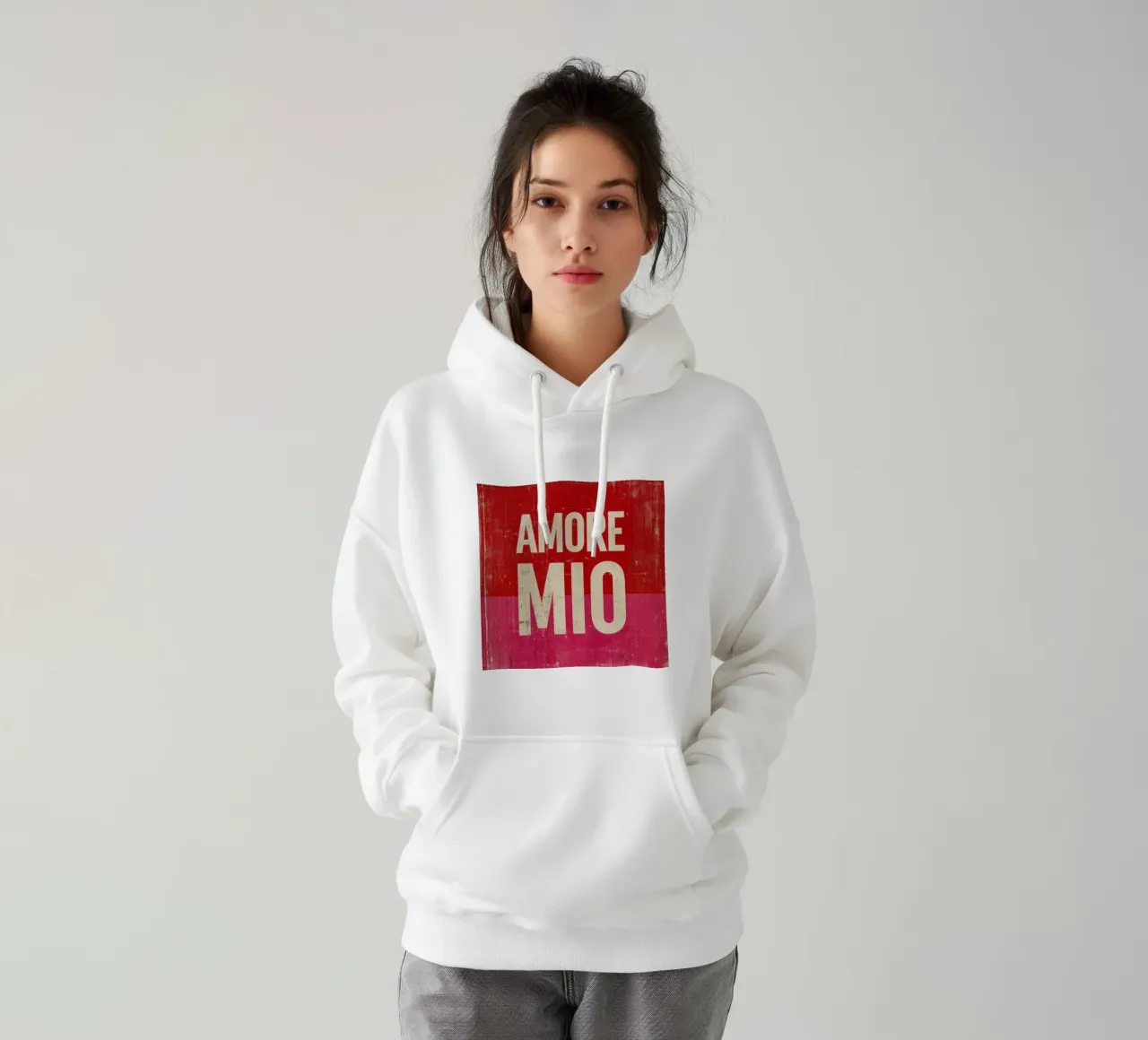 "Amore Mio" Tipografia in grassetto su vibrazioni grunge rosse e rosa felpa con cappuccio da Modern Muse