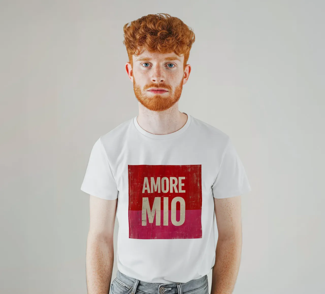 "Amore Mio" Tipografia in grassetto su vibrazioni grunge rosse e rosa t-shirt da Modern Muse