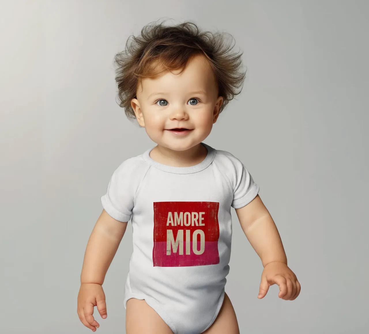 "Amore Mio" Tipografia in grassetto su vibrazioni grunge rosse e rosa body neonato maniche corte da Modern Muse