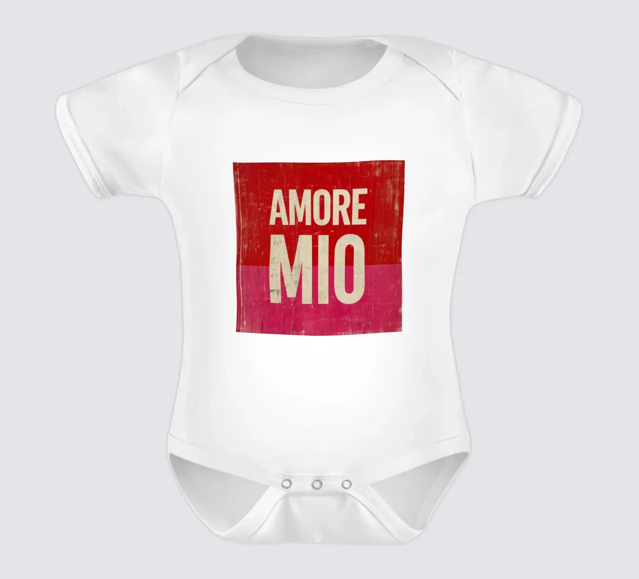 "Amore Mio" Tipografia in grassetto su vibrazioni grunge rosse e rosa body neonato maniche corte da Modern Muse