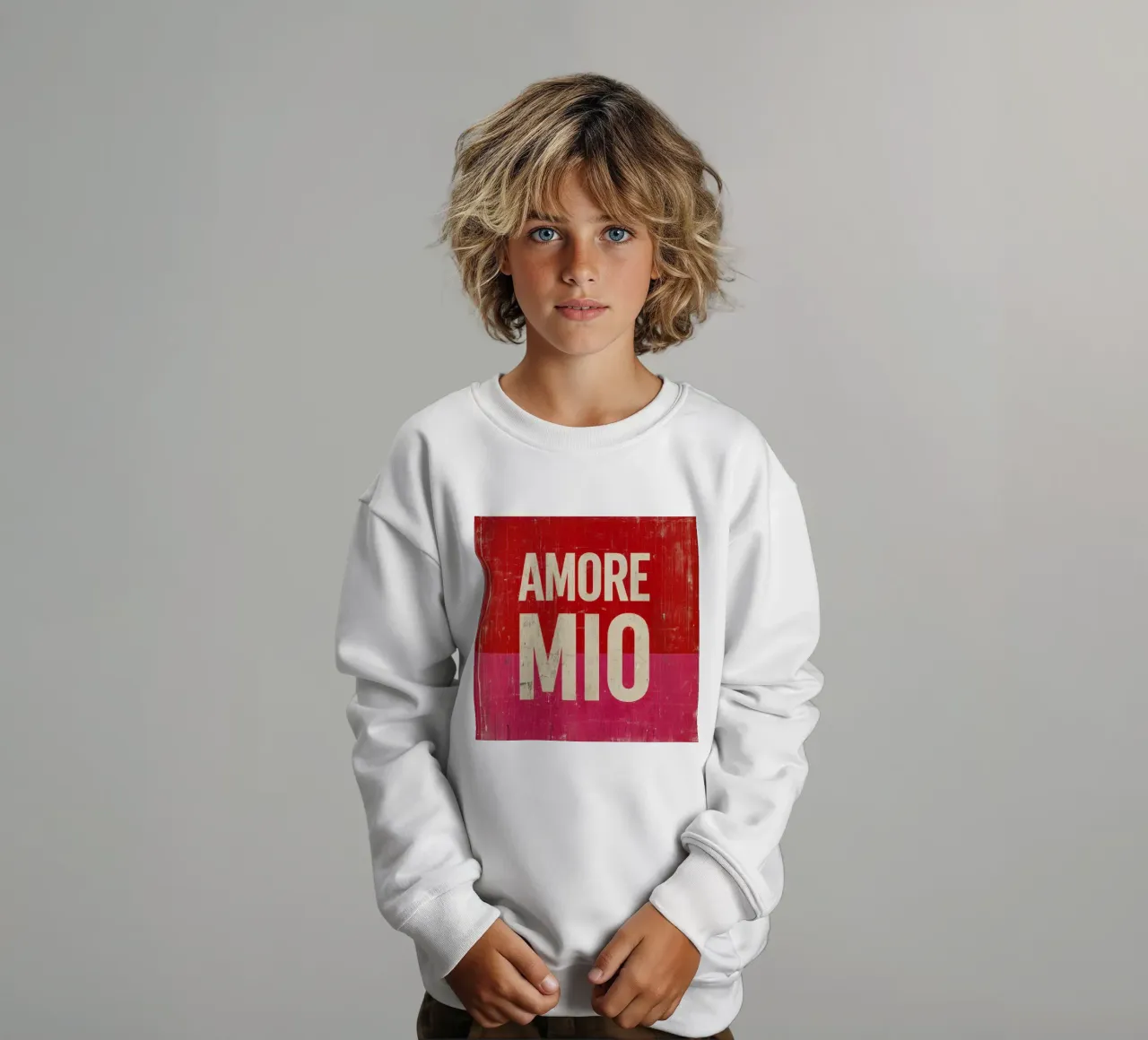 "Amore Mio" Tipografia in grassetto su vibrazioni grunge rosse e rosa felpa bambino da Modern Muse