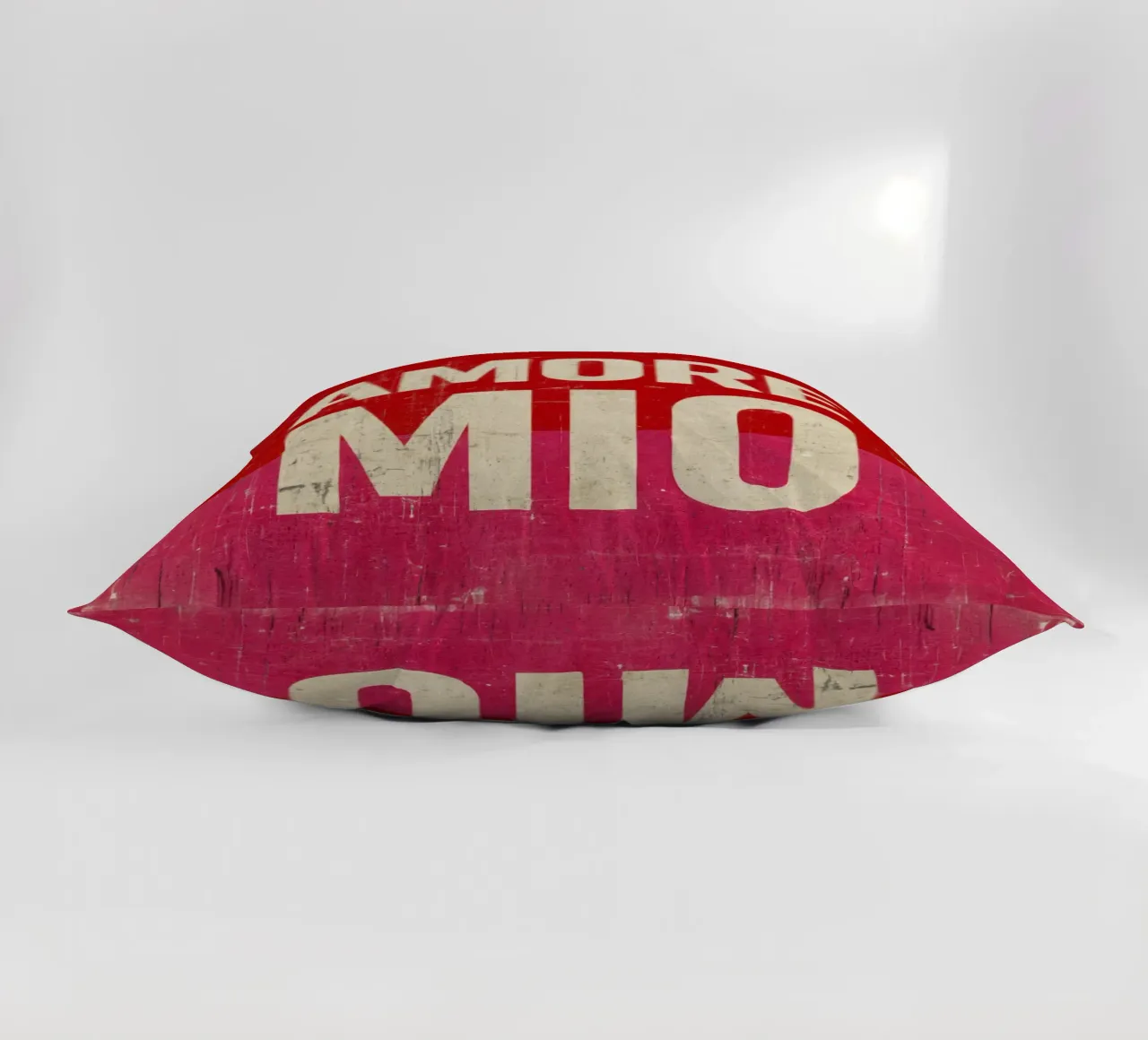 "Amore Mio" Tipografia in grassetto su vibrazioni grunge rosse e rosa cuscino da Modern Muse